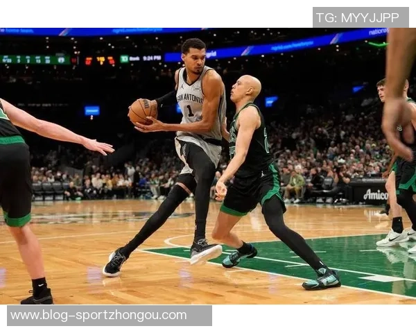 马刺克绿军小白鼓励球队奋勇前行展现拼搏精神与团结力量